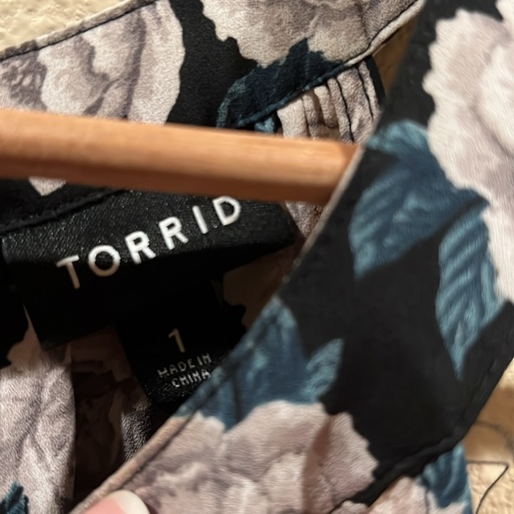 Torrid Size 1 flower sleeveless blouse - Picture 4 of 4